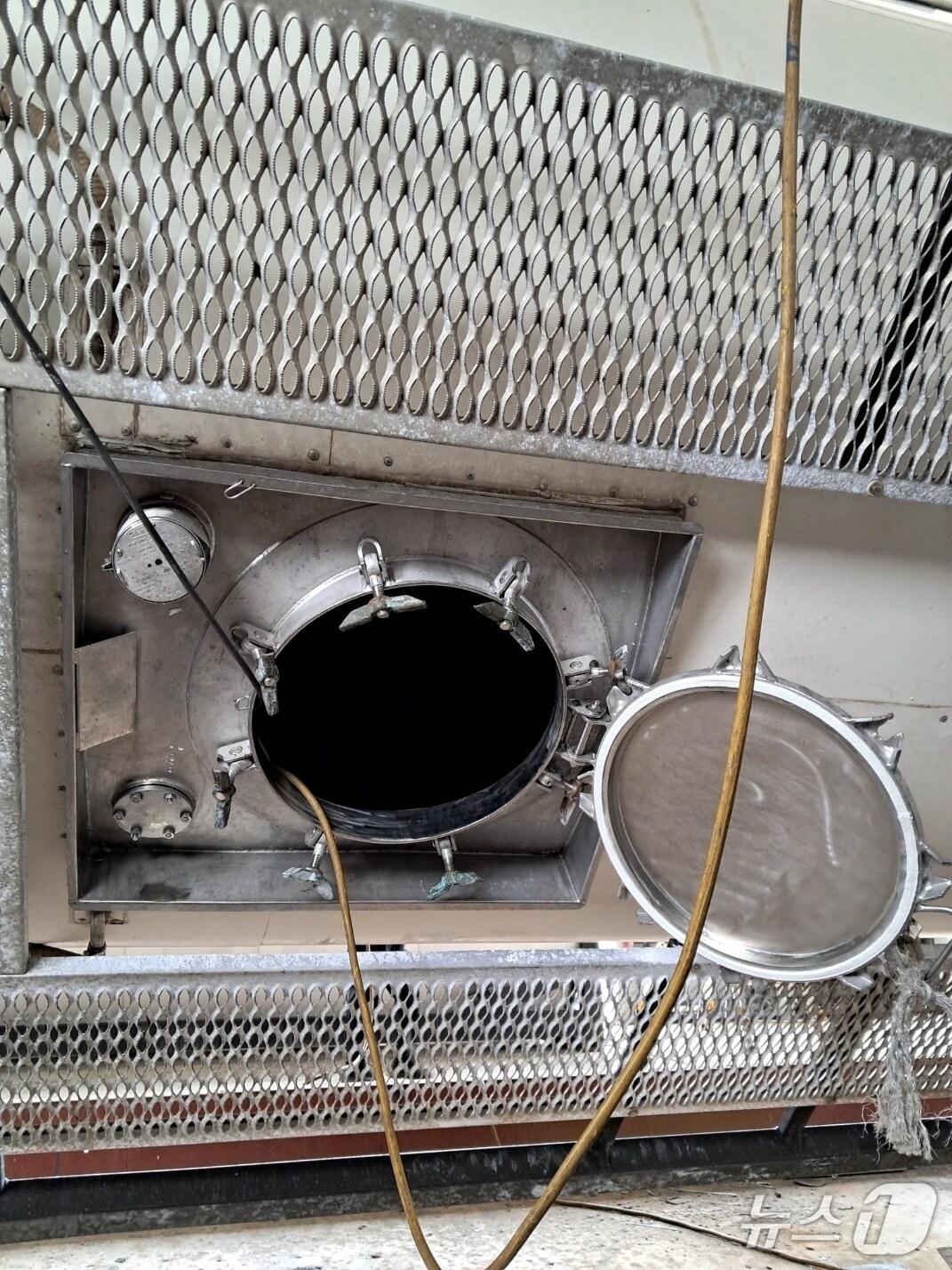 본문 이미지 - 사고가 발생한 운송용 화학탱크용기.(울산소방본부제공. 재판매 및 DB 금지)