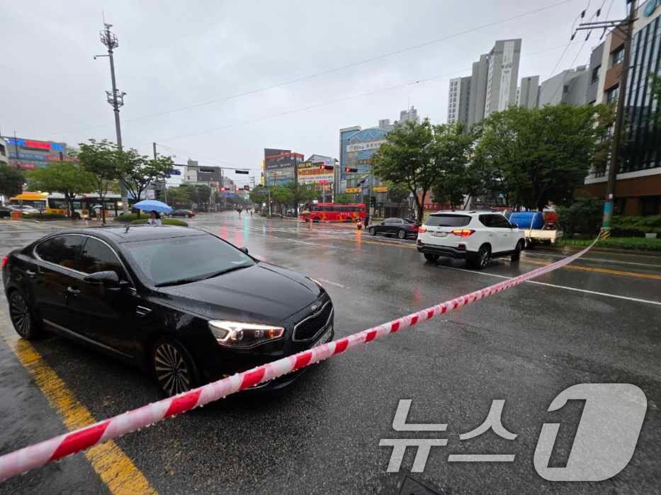 본문 이미지 - 호우경보가 내려진 17일 광주 북구 용봉동 북구청 사거리 일대가 침수우려로 인해 차량 진입이 통제되고 있다.&#40;광주 북구 제공. 재판매 및 DB 금지&#41; 2025.7.17/뉴스1 ⓒ News1 박지현 기자