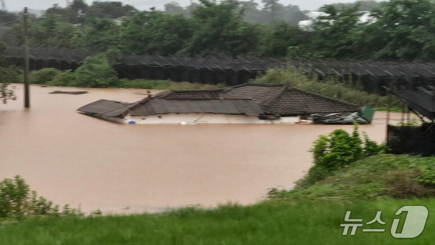 서산시 운산면 거성 3리 주택 침수 모습(서산시 제공. 재판매 및 DB금지)2025.7.17/뉴스1