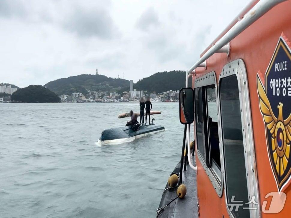 본문 이미지 - 17일 낮 12시 25분쯤 완도항 수협 앞 해상에서 어선이 전복돼 해경이 구조하고 있다.(완도해경 제공. 재판매 및 DB 금지)