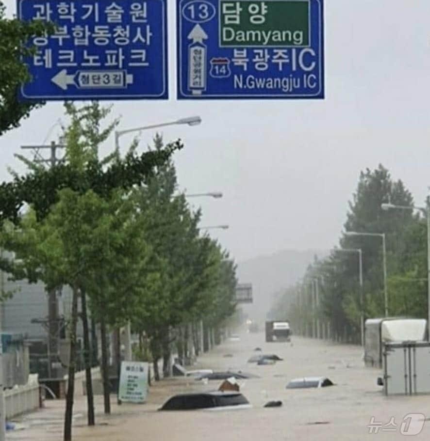 본문 이미지 - 최대 300㎜에 달하는 폭우가 쏟아진 17일 오후 광주 북구 첨단산단 도로가 침수되면서 차량들이 물에 잠겨 있다.&#40;독자 제공, 재배포 및 DB 금지&#41; 2025.7.17/뉴스1 ⓒ News1 김태성 기자