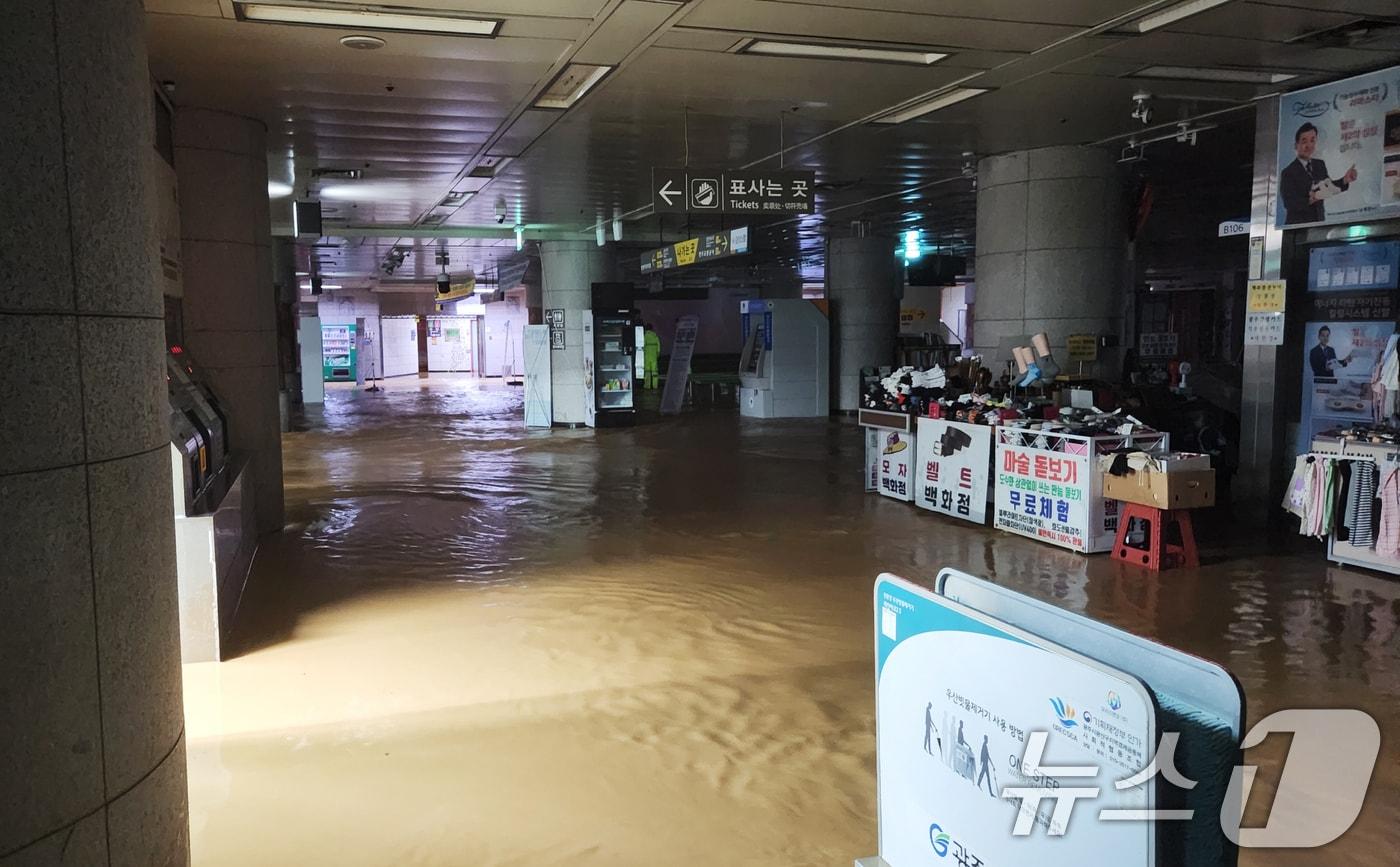 17일 시간당 77㎜가 넘는 '극한 호우'가 내리면서 광주 도시철도 1호선 상무역 역사 안이 침수돼 있다. 지하철 1호선은 상무역을 무정차 통과한다.(광주시 제공. 재판매 및 DB 금지) 2025.7.17/뉴스1 ⓒ News1 박준배 기자