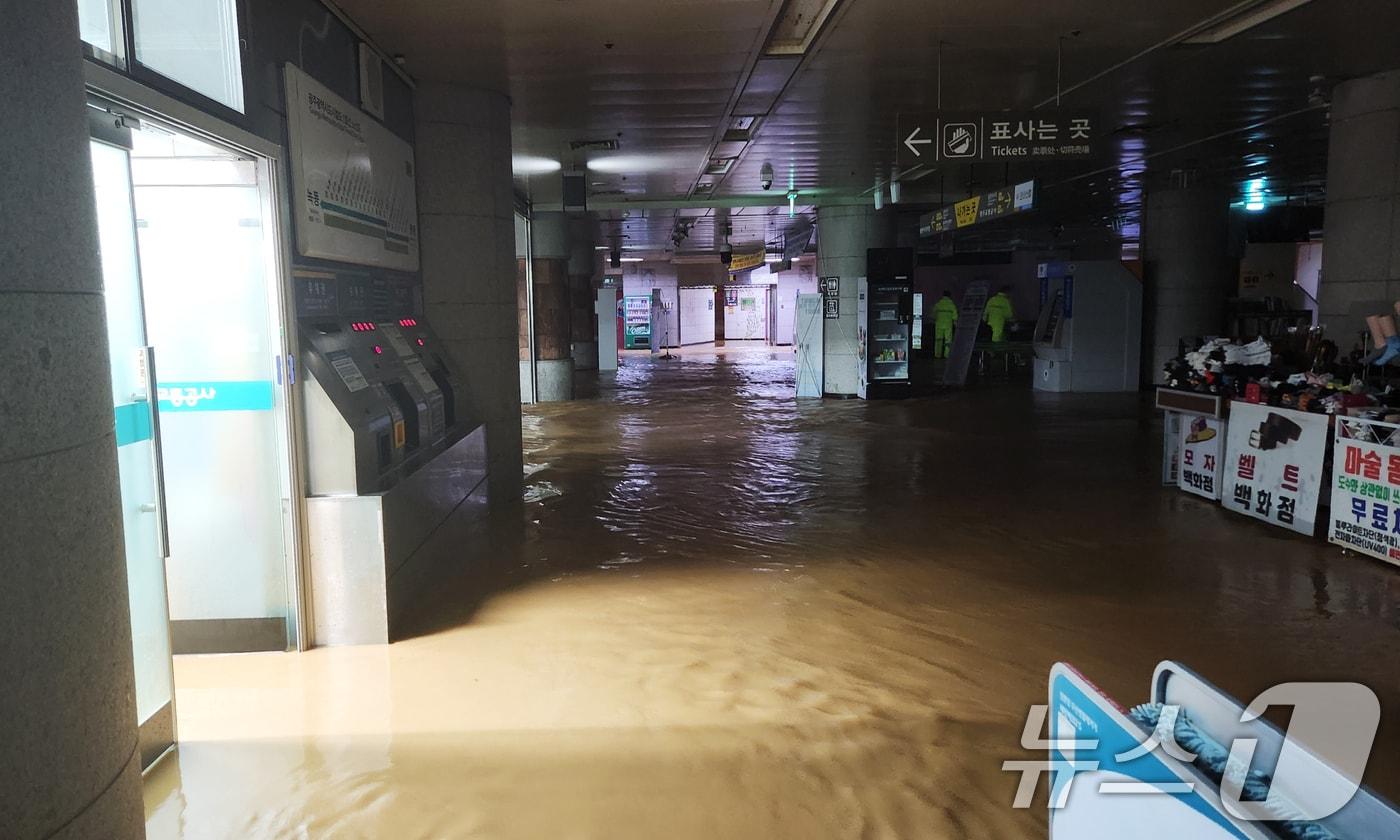 17일 시간당 77㎜가 넘는 '극한 호우'가 내리면서 광주 도시철도 1호선 상무역 역사 안이 침수돼 있다.(광주시 제공. 재판매 및 DB 금지) 2025.7.17/뉴스1
