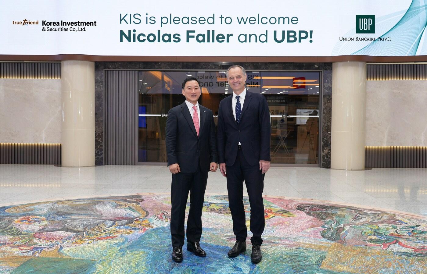 한국투자증권 김성환 사장(왼쪽)과 UBP 니콜라스 팔라(Nicolas Faller) UBP 글로벌 자산운용 대표(오른쪽)가 전략적 협업 방안 논의를 마치고 기념사진을 찍고 있다. (한국투자증권 제공)