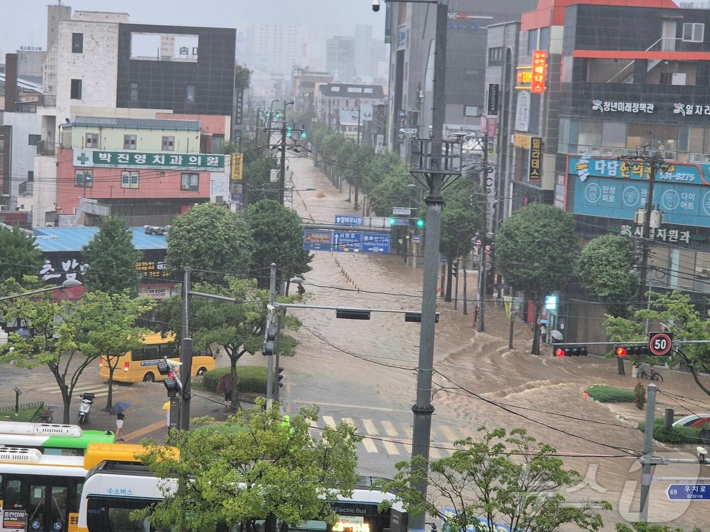본문 이미지 - 300㎜에 달하는 집중호우가 내린 17일 광주 북구청 앞 사거리 도로가 침수돼 있다.(독자 제공, 재배포 및 DB 금지) 2025.7.17/뉴스1 ⓒ News1 김태성 기자
