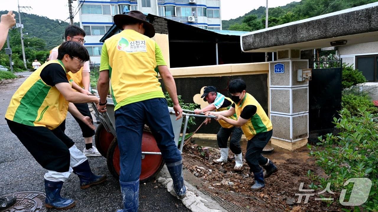 본문 이미지 - 수해 복구에 구슬땀을 흘리고 있는 자원봉자들 (신천지자원봉사단 제공. 재판매 및 DB금지)2025.7.17/뉴스1