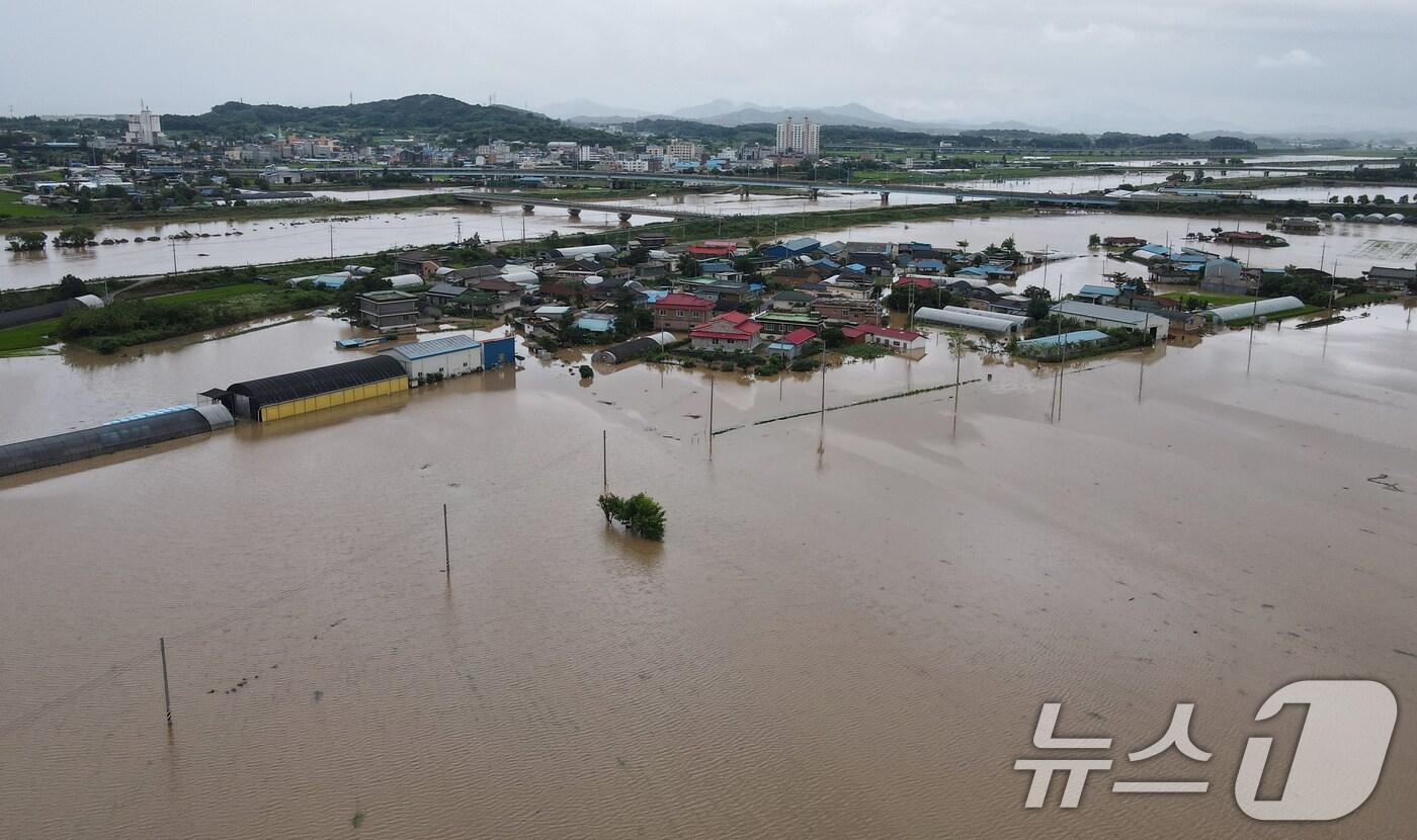 17일 충남 예산군 삽교읍 일대가 집중호우에 침수돼 있다. 2025.7.17/뉴스1 ⓒ News1 김기태 기자