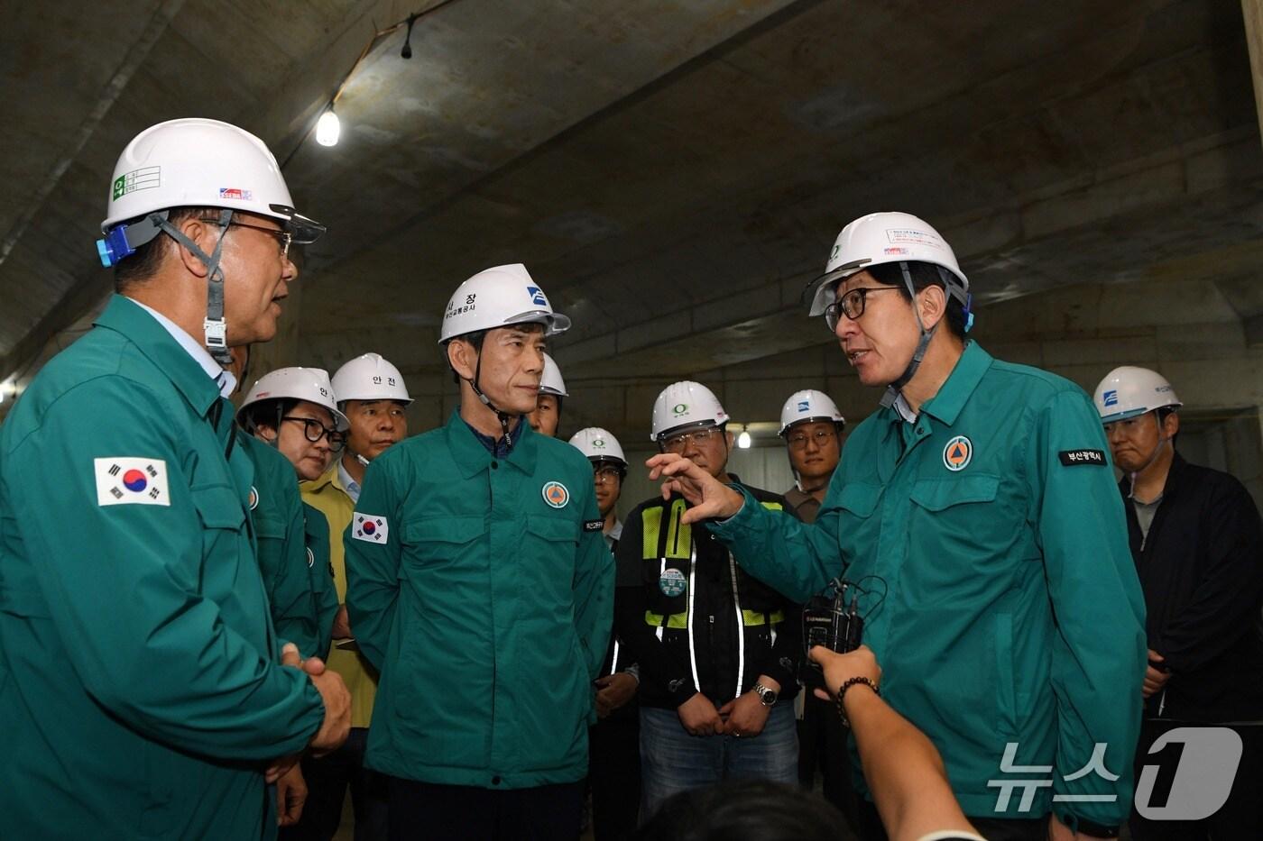 17일 박형준 부산시장과 공사 관계자들이 최근 집중호우로 침수된 사상~하단선 도시철도 공사 구간을 점검하고 있다.(부산시 제공. 재판매 및 DB 금지)