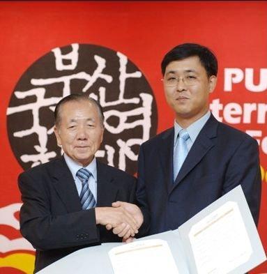 본문 이미지 - 2005년 9월 6일 오후 5시 서울 명동 로얄호텔에서 부산국제영화제 김동호 집행위원장과 네이버 최휘영 대표이사가 참석한 가운데 스폰서 조인식이 열렸다. (머니투데이그룹 DB)