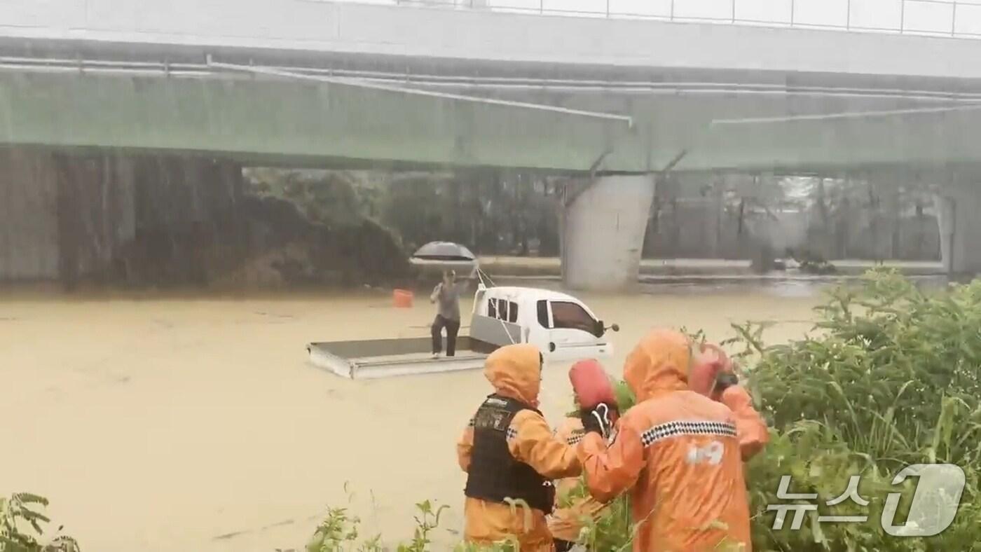 17일 오후 5시 산청군 신안면 양지레미콘 지하도가 침수돼 소방이 고립된 차량 운전자들을 구조하고 있다.(경남소방본부 제공. 재판매 및 DB금지)