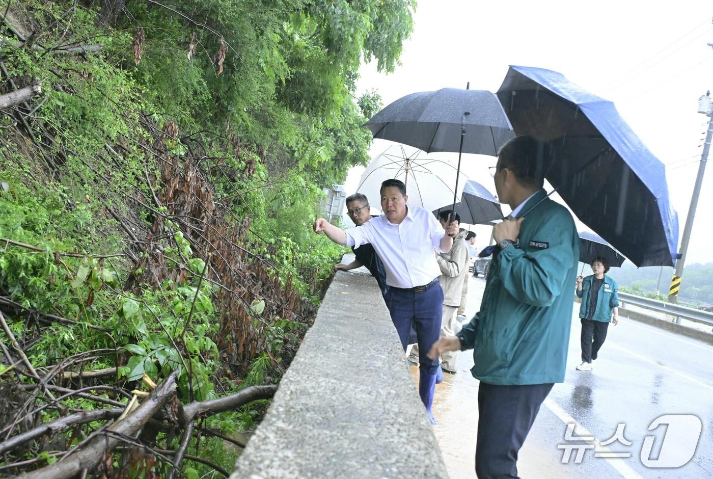 17일 전북 순창에 많은 비가 내린 가운데 최영일 군수가 취약 현장을 찾아 철저한 관리 및 대처를 강조하고 있다.(순창군 제공. 재판매 및 DB금지)/뉴스1  