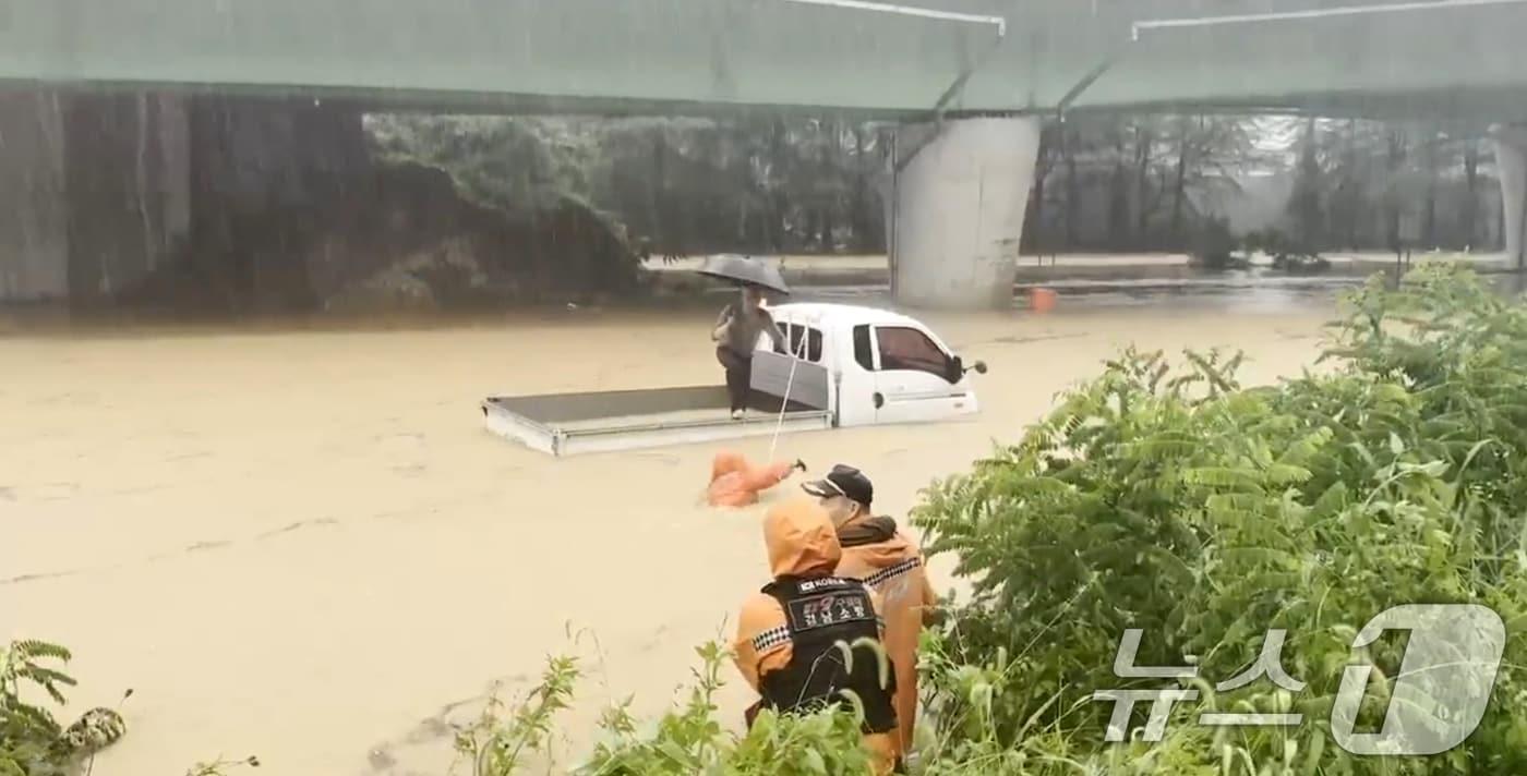17일 경남 산청군 신안면 양지레미콘 인근 지하도가 집중호우로 침수돼 소방대원들이 트럭 위로 대피한 시민을 구조하고 있다. &#40;경남소방본부 제공. 재판매 및 DB 금지&#41; 2025.7.17/뉴스1 ⓒ News1 윤일지 기자