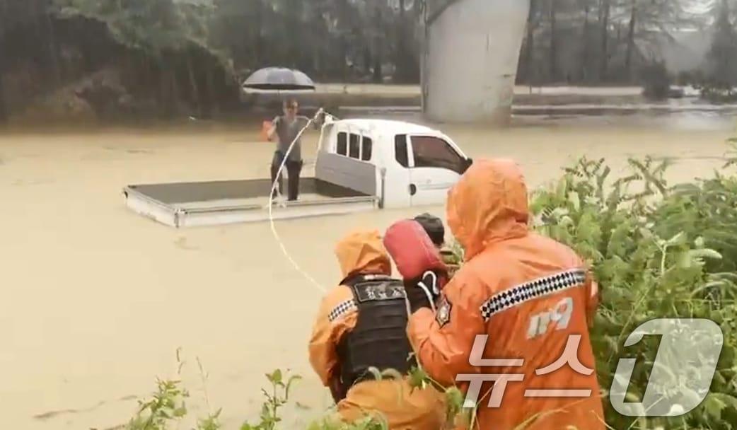 본문 이미지 - 17일 경남 산청군 신안면 양지레미콘 인근 지하도가 집중호우로 침수돼 소방대원들이 트럭 위로 대피한 시민을 구조하고 있다. (경남소방본부 제공. 재판매 및 DB 금지) 2025.7.17/뉴스1 ⓒ News1 윤일지 기자