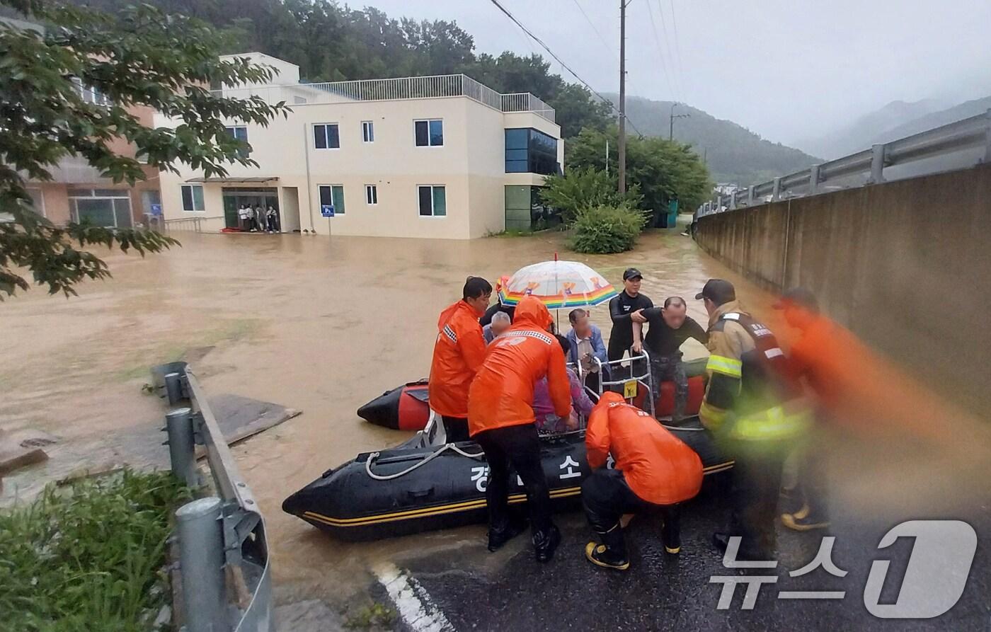 17일 경남 밀양시 무안면 한 노인요양원 일대가 침수돼 소방대원들이 환자들을 다른 병원으로 전원시키기 위해 고무보트를 이용해 구조하고 있다. &#40;경남소방본부 제공. 재판매 및 DB 금지&#41; 2025.7.17/뉴스1 ⓒ News1 윤일지 기자