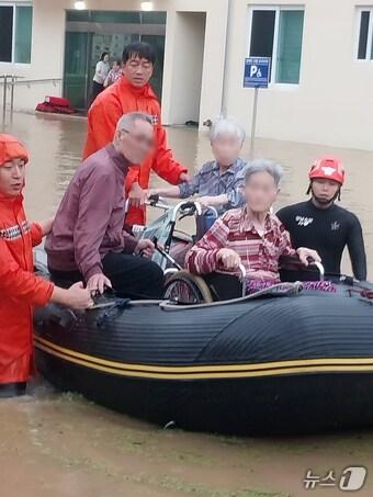 본문 이미지 - 17일 경남 밀양시 무안면 한 노인요양원 일대가 침수돼 소방대원들이 환자들을 다른 병원으로 전원시키기 위해 고무보트를 이용해 구조하고 있다. (경남소방본부 제공. 재판매 및 DB 금지) 2025.7.17/뉴스1 ⓒ News1 윤일지 기자