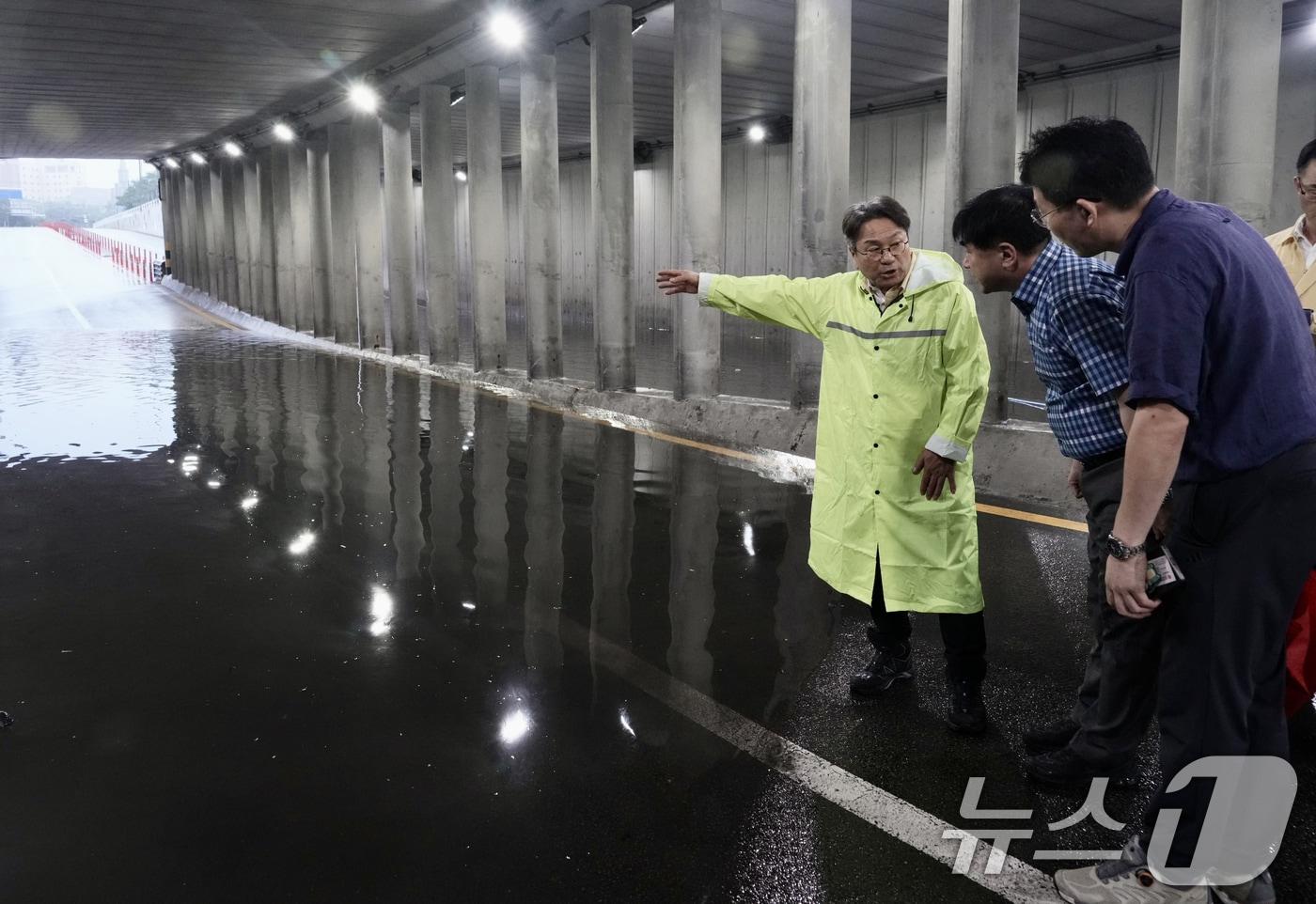 강기정 광주시장이 호우 경보가 발효된 17일 오후 폭우에 잠긴 농성 지하차도를 살펴보고 있다.&#40;광주시 제공. 재판매 및 DB 금지&#41; 2025.7.17/뉴스1 