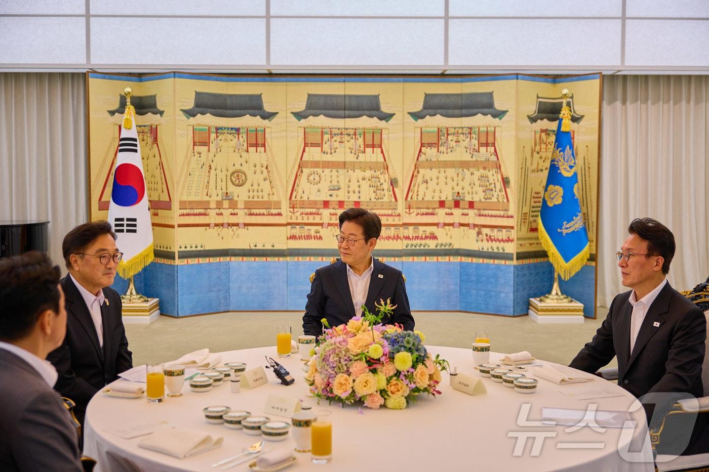 이재명 대통령이 17일 서울 한남동 관저에서 우원식 국회의장, 김민석 국무총리와 만찬에 앞서 환담을 나누고 있다. &#40;대통령실 제공. 재판매 및 DB금지&#41; 2025.7.17/뉴스1 ⓒ News1 이재명 기자