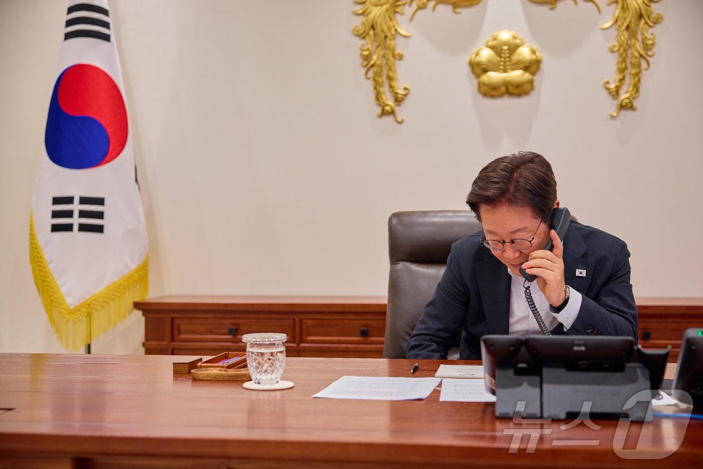 이재명 대통령이 17일 서울 용산 대통령실 청사에서 레젭 타입 에르도안 튀르키예 대통령과 전화 통화를 하고 있다. (대통령실 제공. 재판매 및 DB금지) 2025.7.17/뉴스1 ⓒ News1 이재명 기자