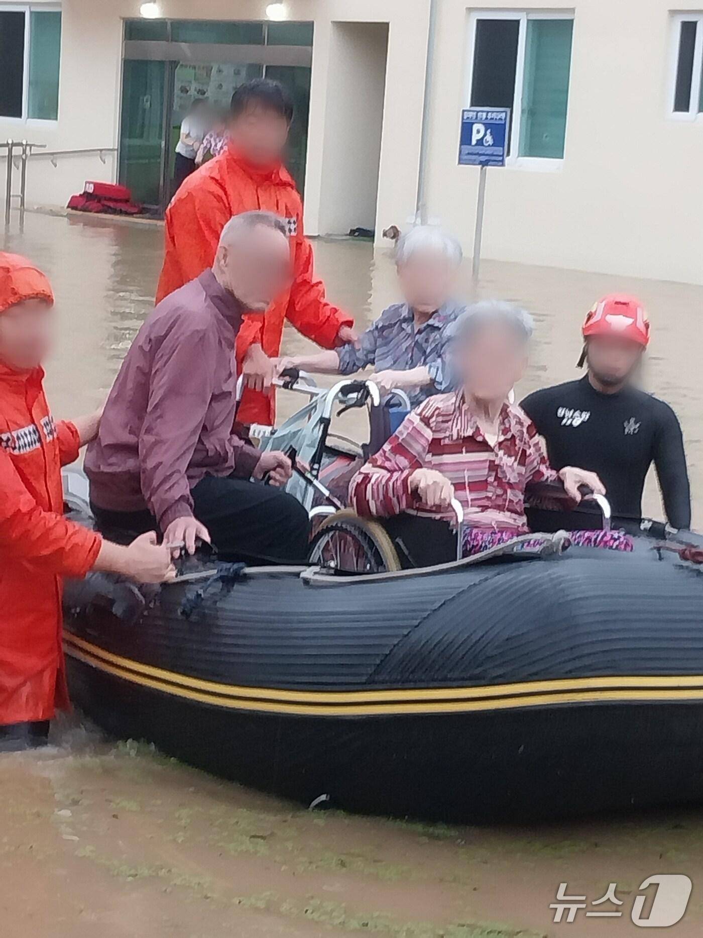 본문 이미지 - 17일 오후 4시 35분쯤 밀양시 무안면 연상리의 한 노인 요양원에서 침수로 환자 전원이 필요하다는 신고가 접수돼 출동한 소방이 구조보트를 띄워 환자들을 구조하고 있다.(경남소방본부 제공. 재판매 및 DB금지)