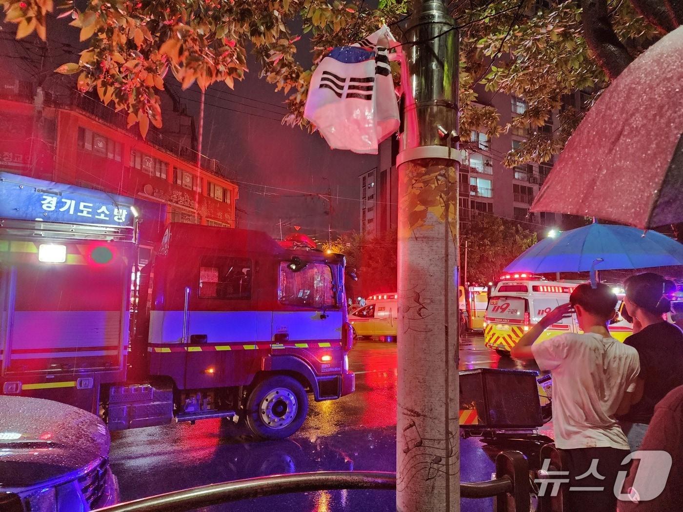 본문 이미지 - 17일 경기 광명시 소하동 소재 10층짜리 아파트 1층 주차장에서 불이나 6명이 중경상을 입었다. 이 중 3명은 심정지인 것으로 알려졌다.&#40;경기도소방재난본부 제공&#41;2025.07.17/뉴스1