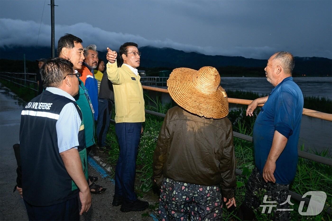 17일 최경식 전북 남원시장이 관내 침수 우려 현장을 찾아 철저한 대응을 강조하고 있다.(남원시 제공. 재판매 및 DB금지)/뉴스1 