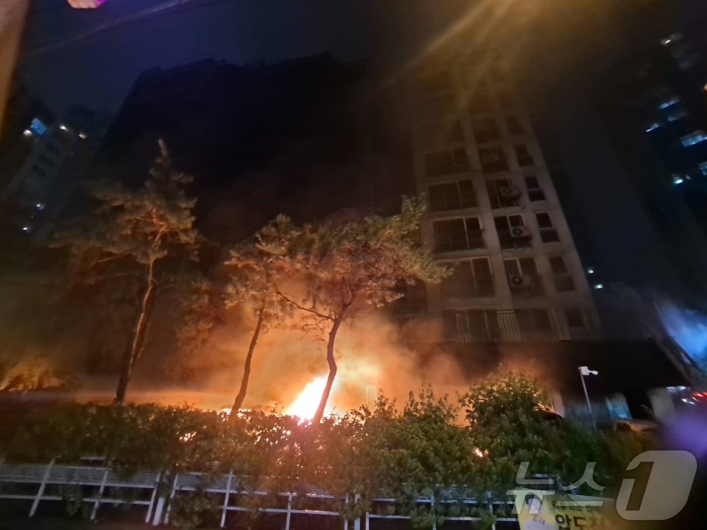 본문 이미지 - 17일 오후 9시 5분께 경기 광명시 소하동 소재 10층짜리 아파트 주차장에서 불이 났다. 이 화재로 3명이 심정지 상태로 인근 병원으로 옮겨졌다.(경기도소방재난본부 제공)2025.07.17 2025.7.17/뉴스1 ⓒ News1 양희문 기자