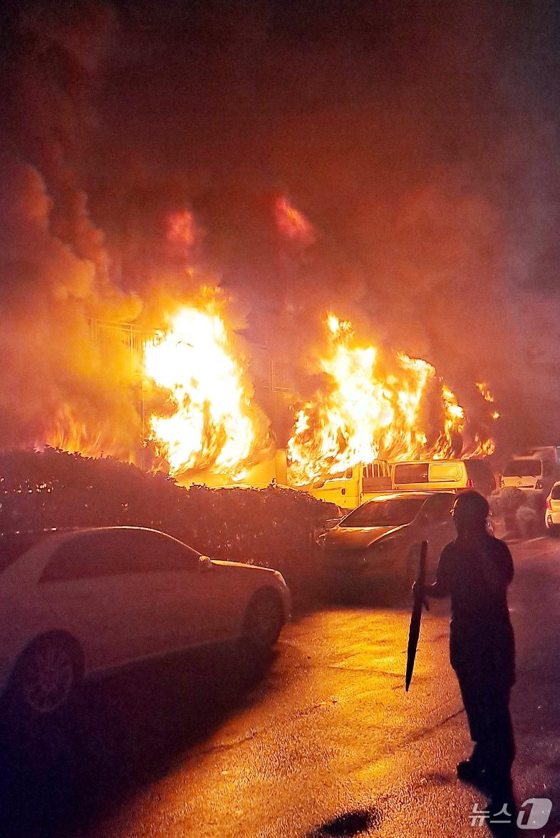 본문 이미지 - 17일 오후 9시 5분께 경기 광명시 소하동 소재 10층짜리 아파트 주차장에서 불이 났다. 이 화재로 3명이 심정지 상태로 인근 병원으로 옮겨졌다.(경기도소방재난본부 제공, 재판매 및 DB 금지) 2025.7.17/뉴스1 ⓒ News1 김명섭 기자