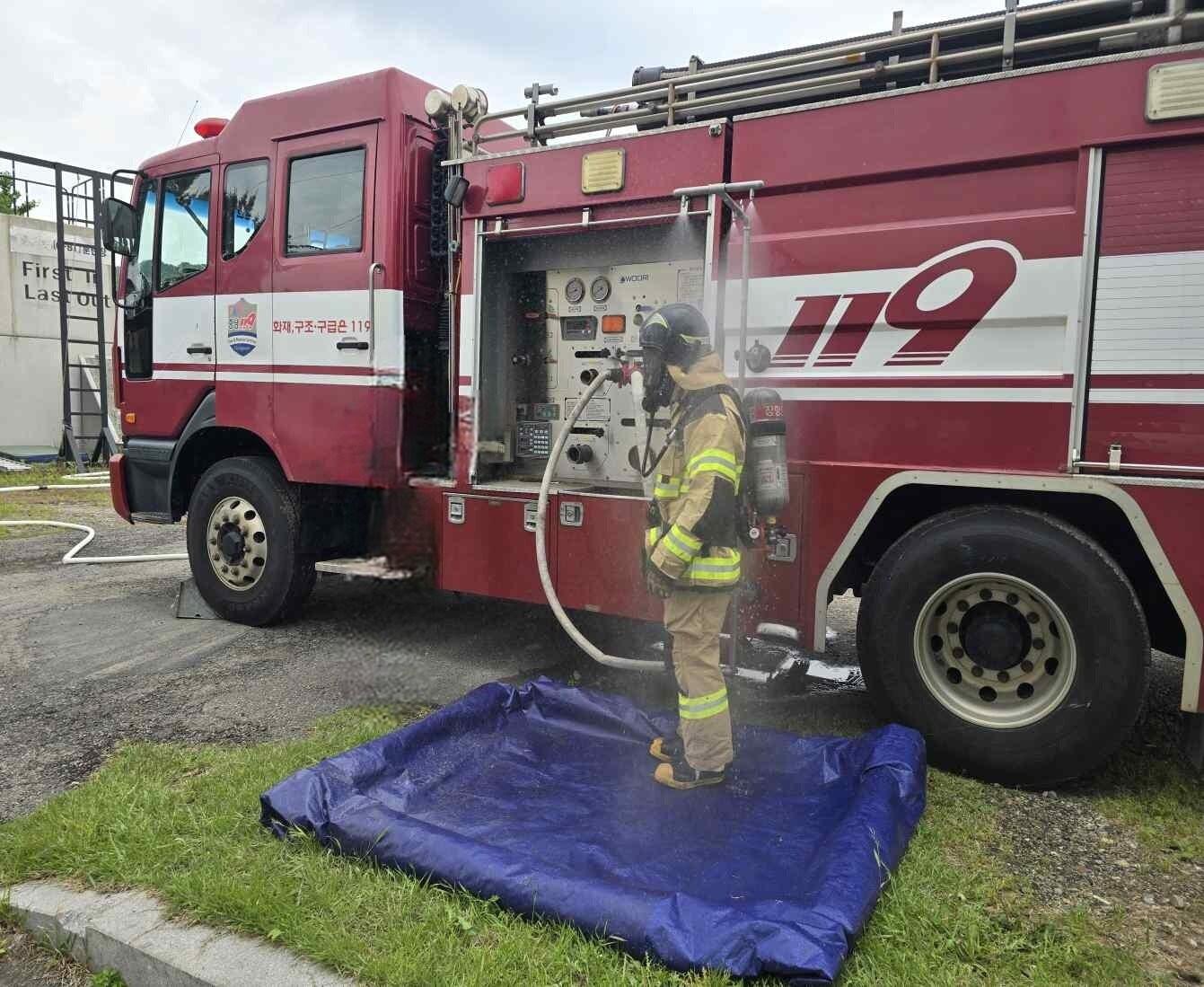 본문 이미지 - 충남소방본부가 개발한 데콘 노즐 시연 모습.(충남도 제공. 재판매 및 DB금지)/뉴스1 