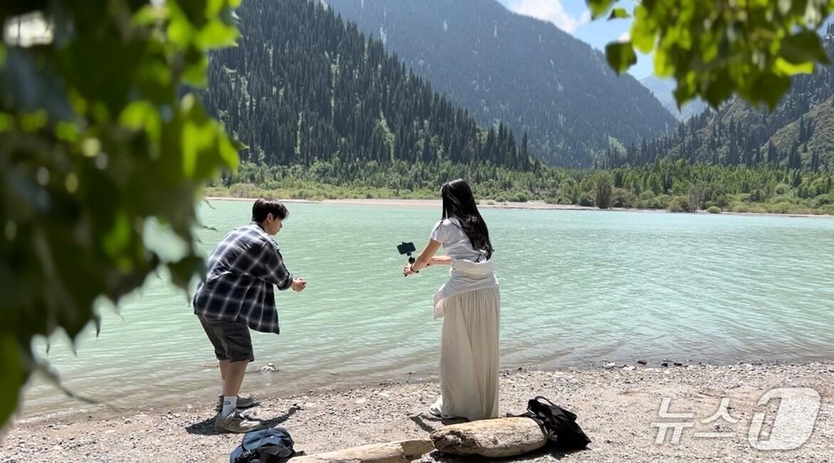 본문 이미지 - 영화 '알마티'의 현지 촬영 장면 (예천군 제공. 재판매 및 DB 금지)2025.7.18/뉴스1