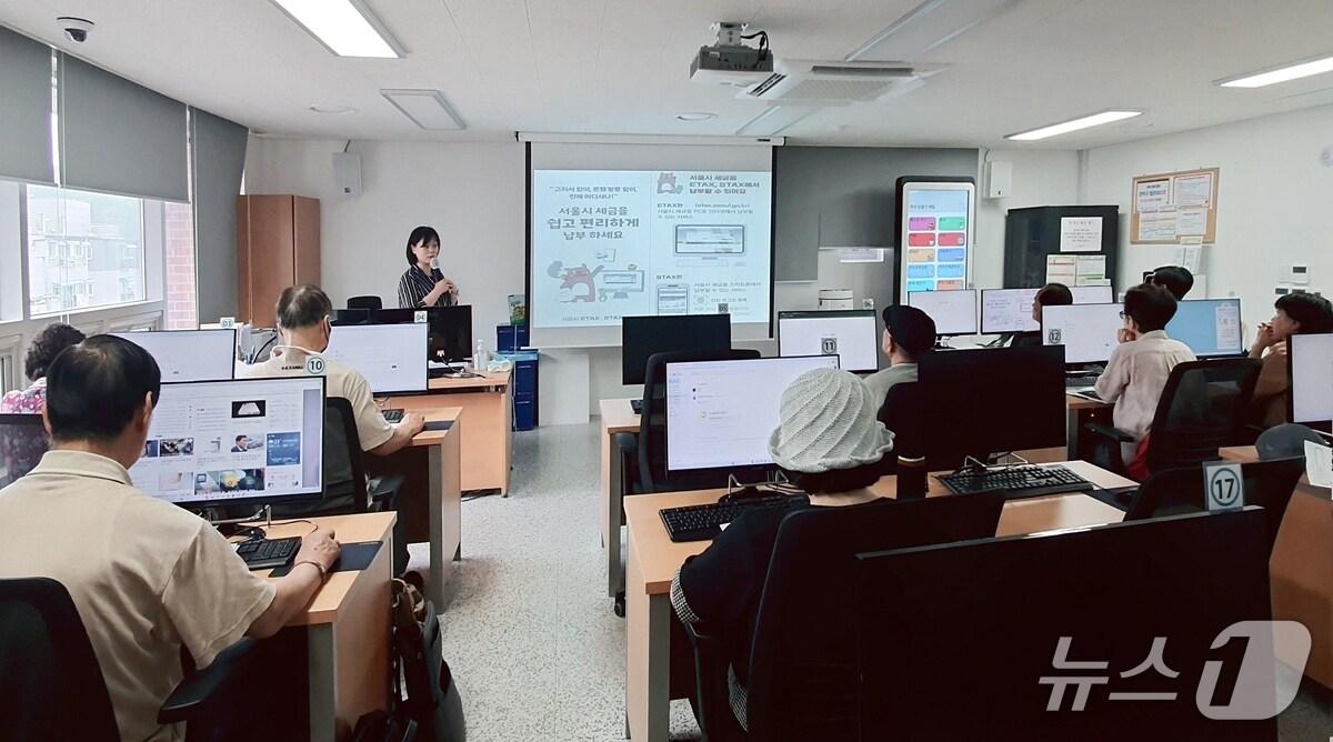 본문 이미지 - 난곡동 정보화 교육장에서 온라인 세금 납부 방법을 배우는 어르신들.&#40;관악구청 제공&#41;