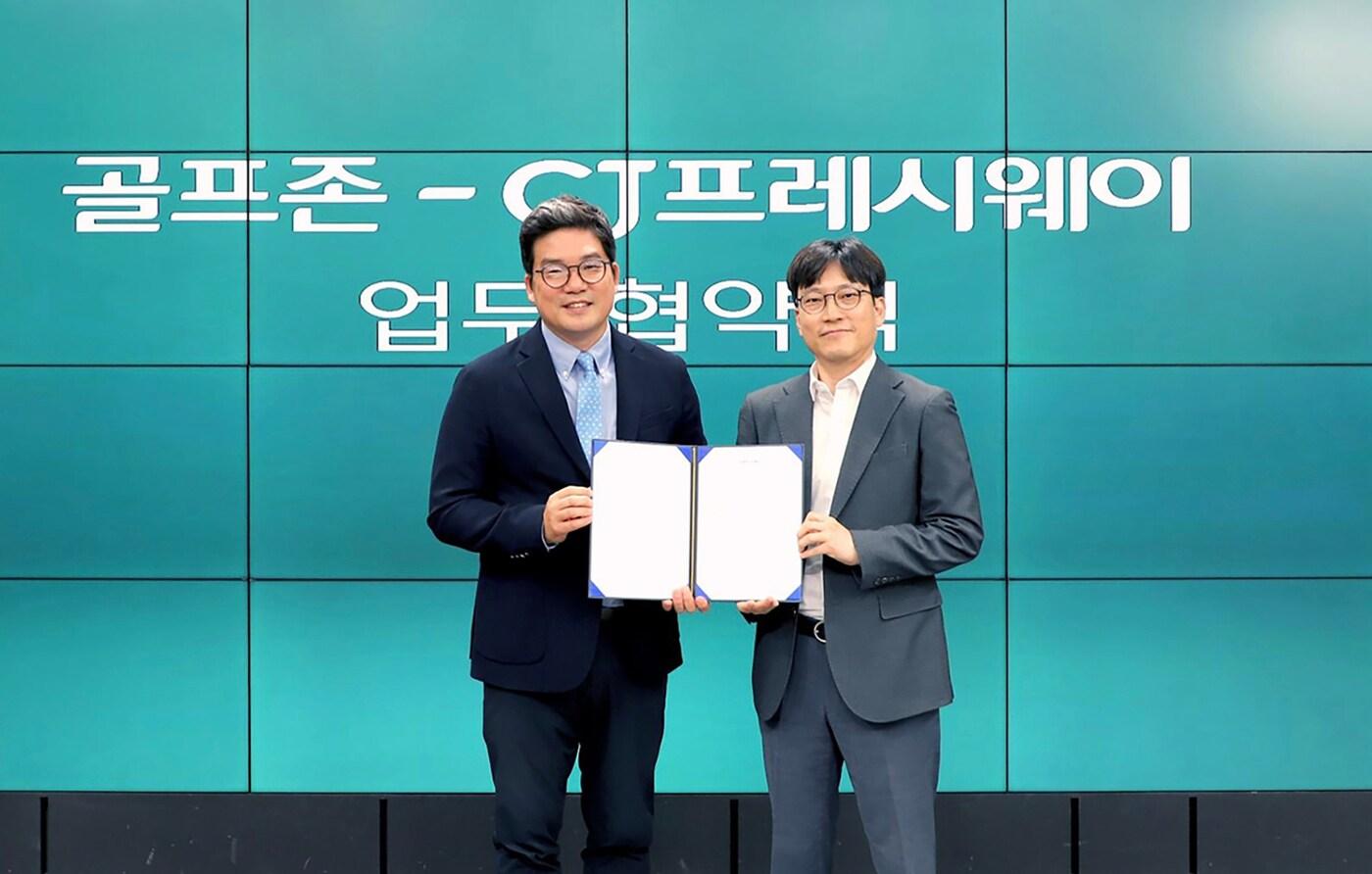 (왼쪽부터)손장순 골프존 플랫폼사업부장과 최석중 CJ프레시웨이 FS사업담당이  업무협약 기념 사진 촬영에 임하고 있다.(CJ프레시웨이 제공)