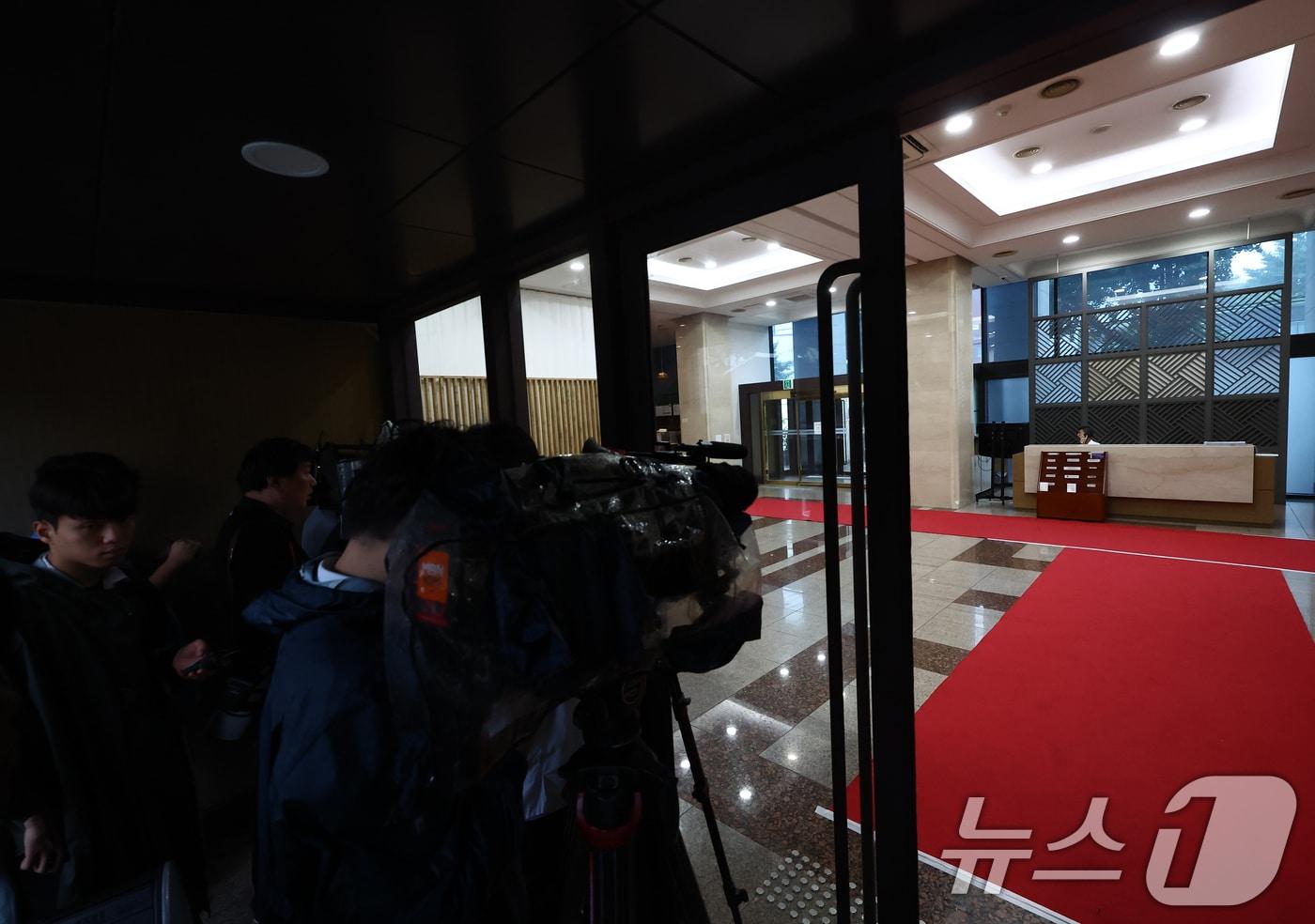 김건희 여사 관련 의혹을 수사하는 민중기 특별검사팀이 통일교 가평·서울 본부 등에 대한 압수수색을 실시한 18일 오전 서울 용산구 통일교 서울 본부 앞에서 취재진이 대기하고 있다. 2025.7.18/뉴스1 ⓒ News1 김민지 기자