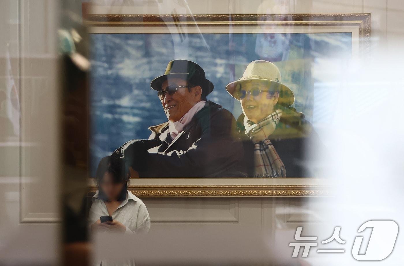 김건희 여사 관련 의혹을 수사하는 민중기 특별검사팀이 통일교 가평·서울 본부 등에 대한 압수수색을 실시한 18일 오전 서울 용산구 통일교 서울 본부 로비에 한학자 통일교 총재와 고 문선명 통일교 총재 사진이 걸려 있다. 2025.7.18/뉴스1 ⓒ News1 김민지 기자