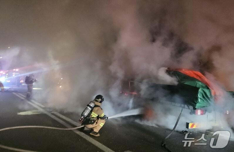 본문 이미지 - 18일 오전 3시44분쯤 경북 상주시 낙동면 당진영덕고속도로 청주 방향 78.6㎞ 지점에서 달리던 25톤 화물차에 불이 나 소방 당국이 진화하고 있다.(경북소방본부 제공. 재판매 및 DB 금지)2025.7.18/뉴스1