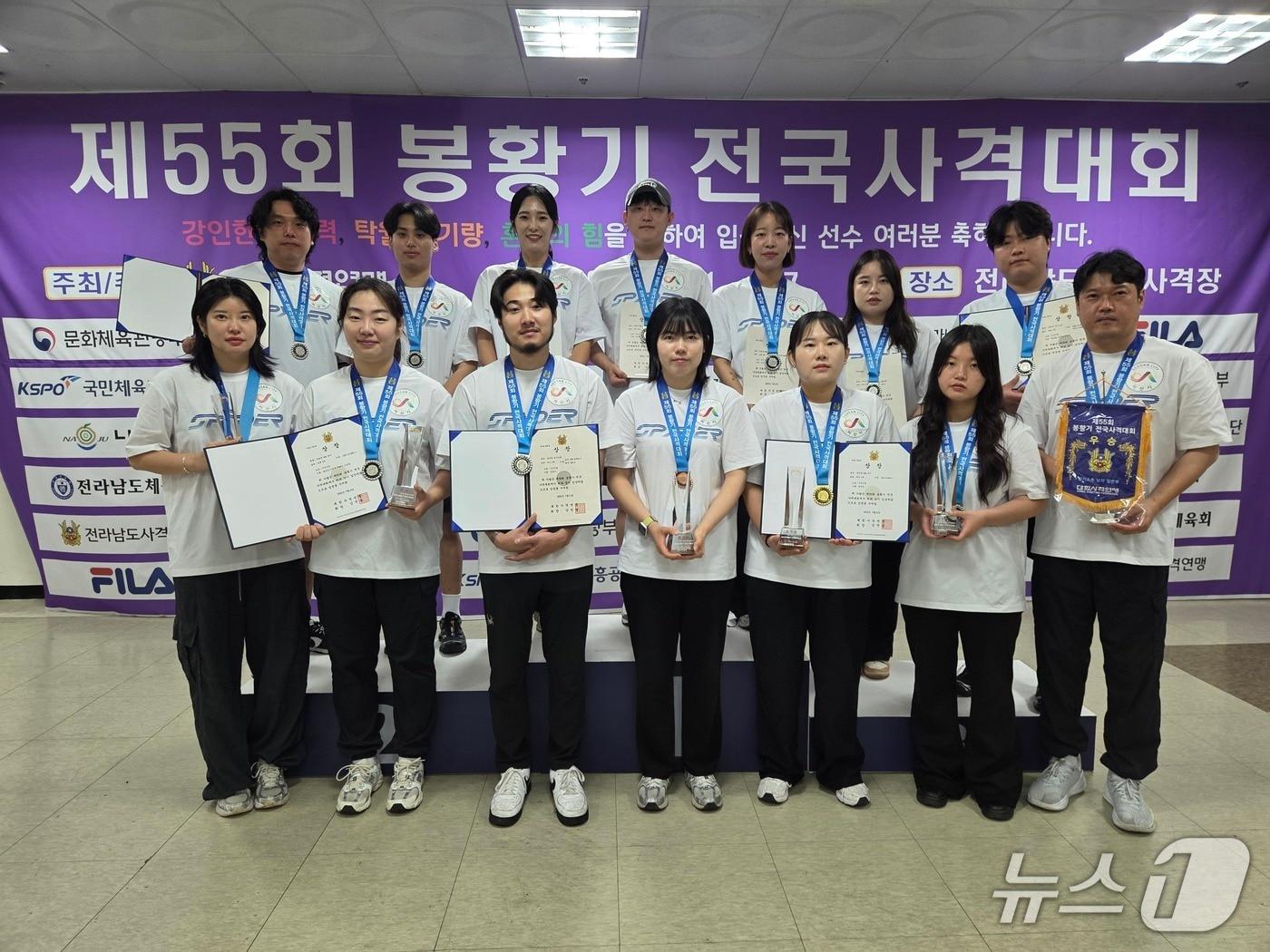 본문 이미지 - 지난 17일 서산시청 사격팀이 전라남도국제사격장에서 열린 제55회 봉황기 전국사격대회에서 메달 획득을 축하하며 기념촬영을 하고 있다.(서산시 제공. 재판매 및 DB금지)2025.7.18/뉴스1
