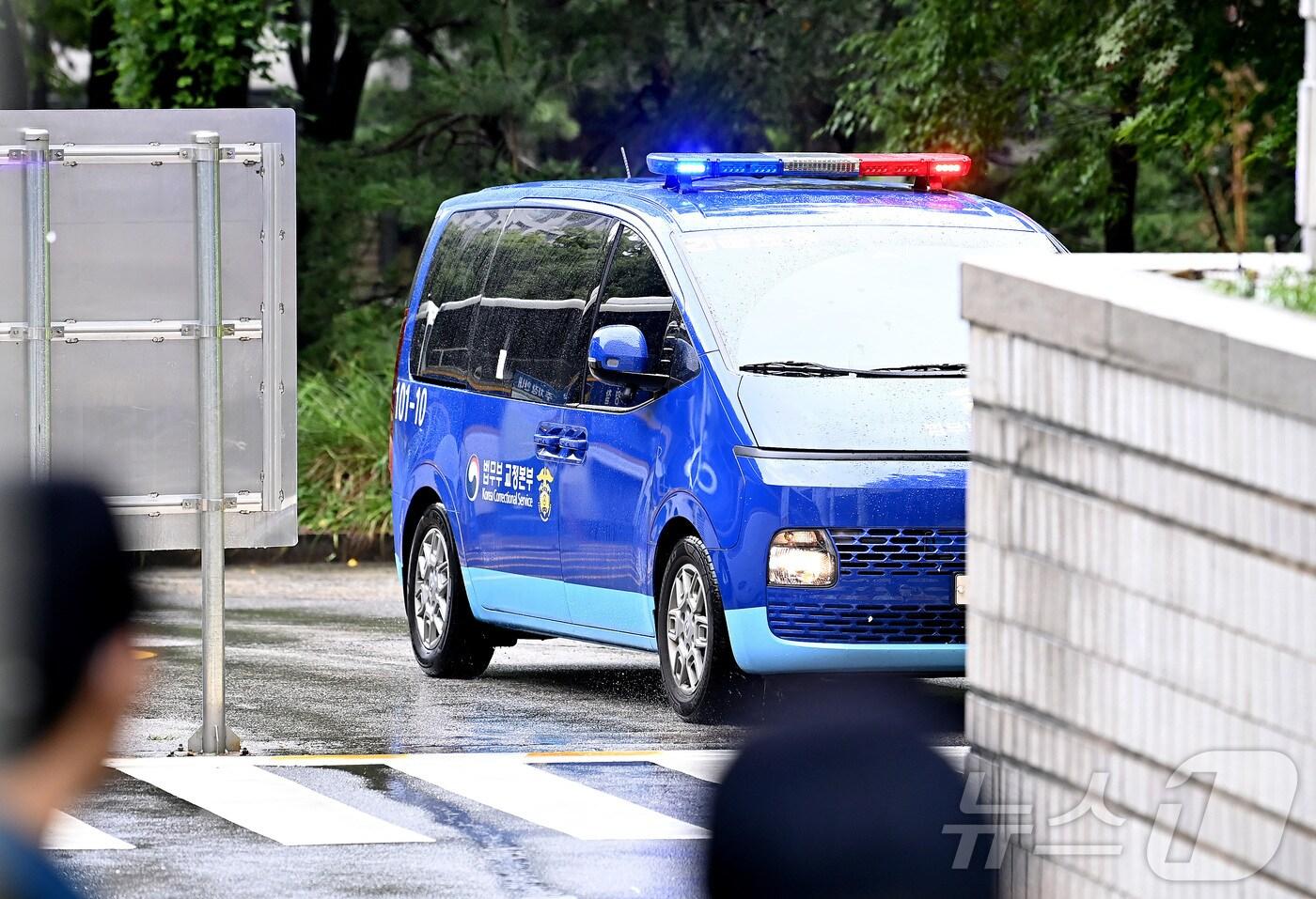 구속 수감된 윤석열 전 대통령이 탑승한 호송차가 지난 7월 18일 오전 서울 서초구 서울중앙지방법원으로 들어서고 있다./뉴스1 ⓒ News1 사진공동취재단