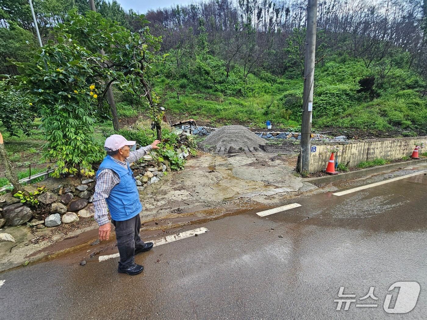 본문 이미지 - 18일 산청군 중태마을에서 만난 한 주민의 불에 탄 집에 대해 설명하고 있다. 2025.7.18/뉴스1 한송학기자