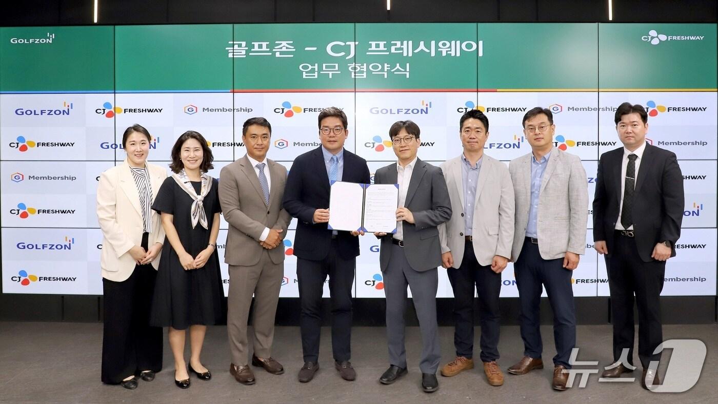 골프존이 CJ프레시웨이와 업무협약을 체결했다고 밝혔다. 지난 10일 골프존타워서울에서 진행된 업무 협약식에서 양사 관계자들이 기념사진을 촬영하고 있다. (골프존 제공)