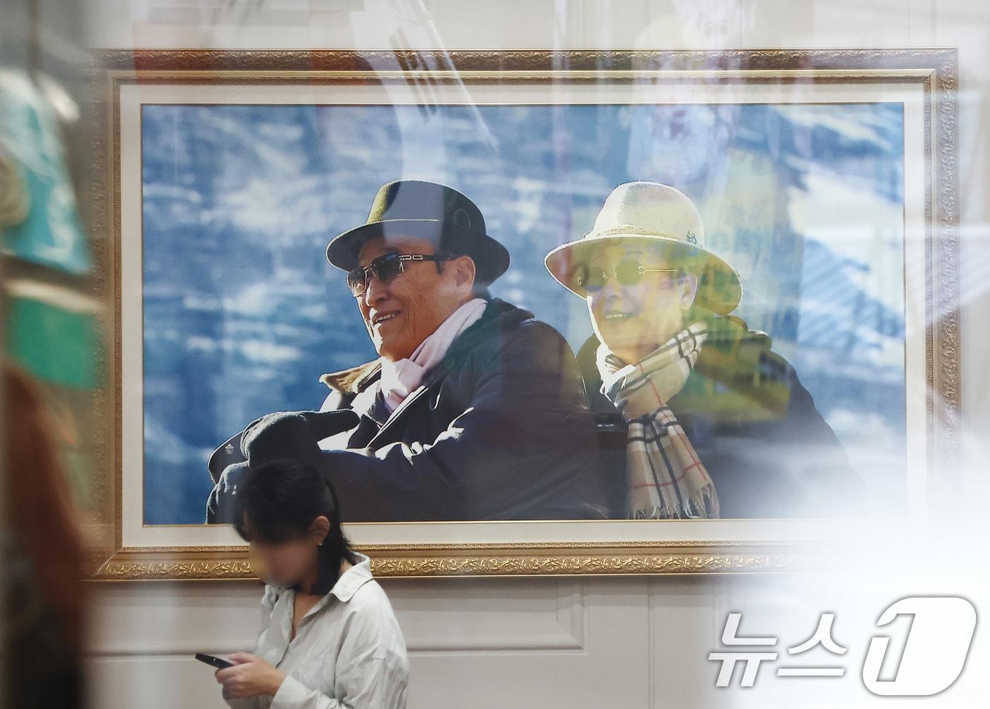 본문 이미지 - 김건희 여사 관련 의혹을 수사하는 민중기 특별검사팀이 통일교 가평·서울 본부 등에 대한 압수수색을 실시한 지난 7월18일 오전 서울 용산구 통일교 서울 본부 로비에 한학자 통일교 총재와 고 문선명 통일교 총재 사진이 걸려 있다./뉴스1 ⓒ News1 김민지 기자