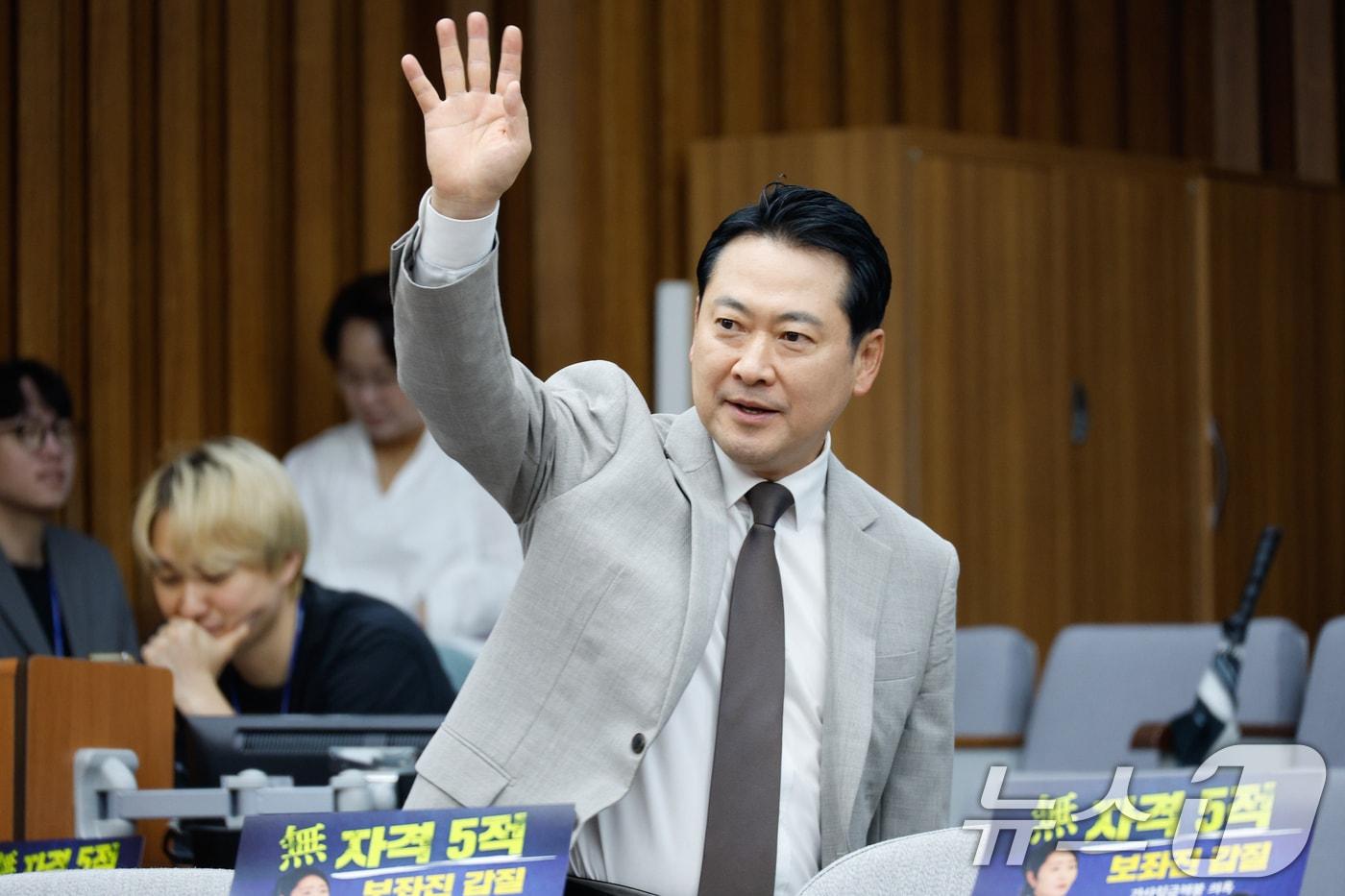 장동혁 국민의힘 의원이 18일 오전 서울 여의도 국회에서 열린 원내대책회의에 입장하며 인사하고 있다. 2025.7.18/뉴스1 ⓒ News1 안은나 기자