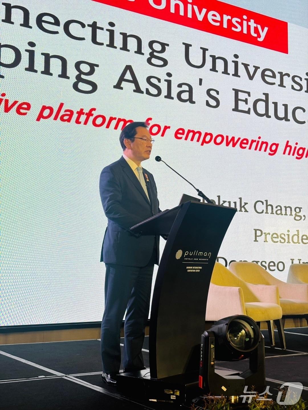 본문 이미지 - 장제국 동서대 총장이 지난 17일 인도네시아 반둥에서 열린 '인도네시아 사립대학 총연합회(ABPPTSI) 총회'에서 기조연설을 하고 있다. (동서대 제공. 재판매 및 DB 금지)