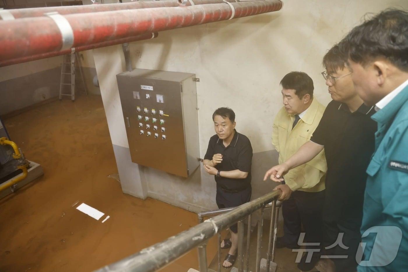 이정선 광주교육감이 17일 집중폭우로 지하실이 침수된 광주고등학교 기숙사를 둘러보고 있다.&#40;광주교육청 제공. 재배포 및 DB 금지&#41;