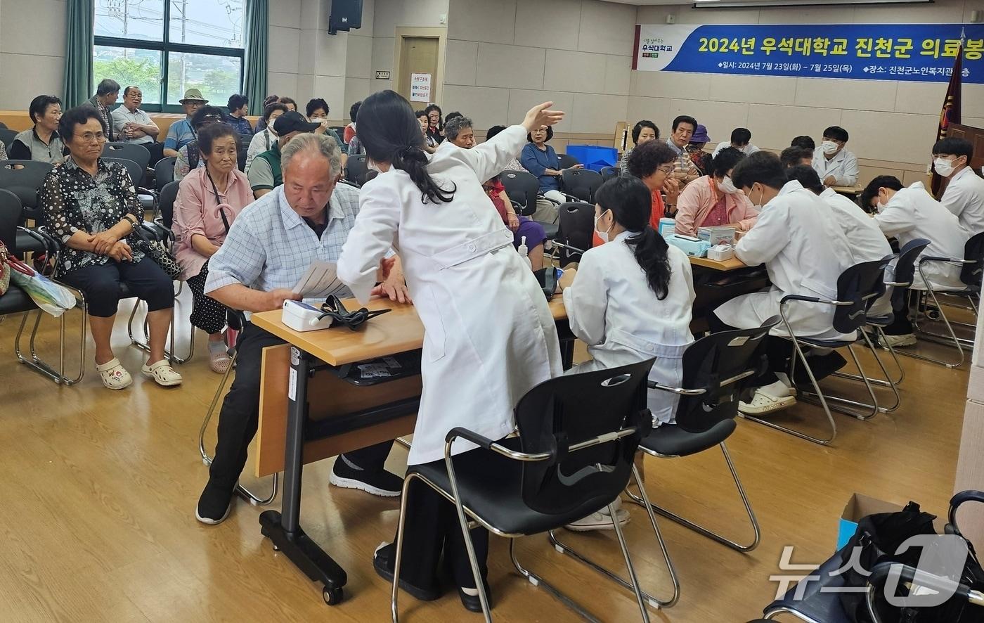 우석대학교 한방 의료봉사활동 모습.(진천군 제공)/뉴스1