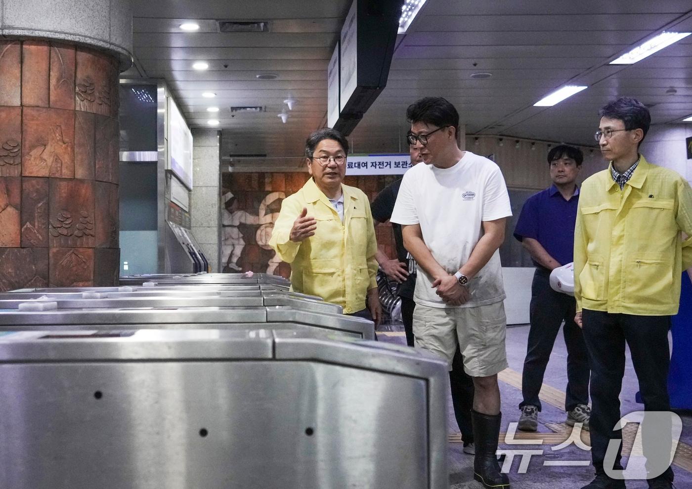 강기정 광주시장이 지난달 18일 오전 폭우로 침수 피해를 입은 광주 지하철 1호선 상무역을 찾아 피해 복구 상황을 점검하고 있다. 긴급 복구를 마친 광주 지하철은 이날부터 전 구간 정상운행에 들어갔다.(광주시 제공. 재판매 및 DB 금지) 2025.7.18/뉴스1 ⓒ News1