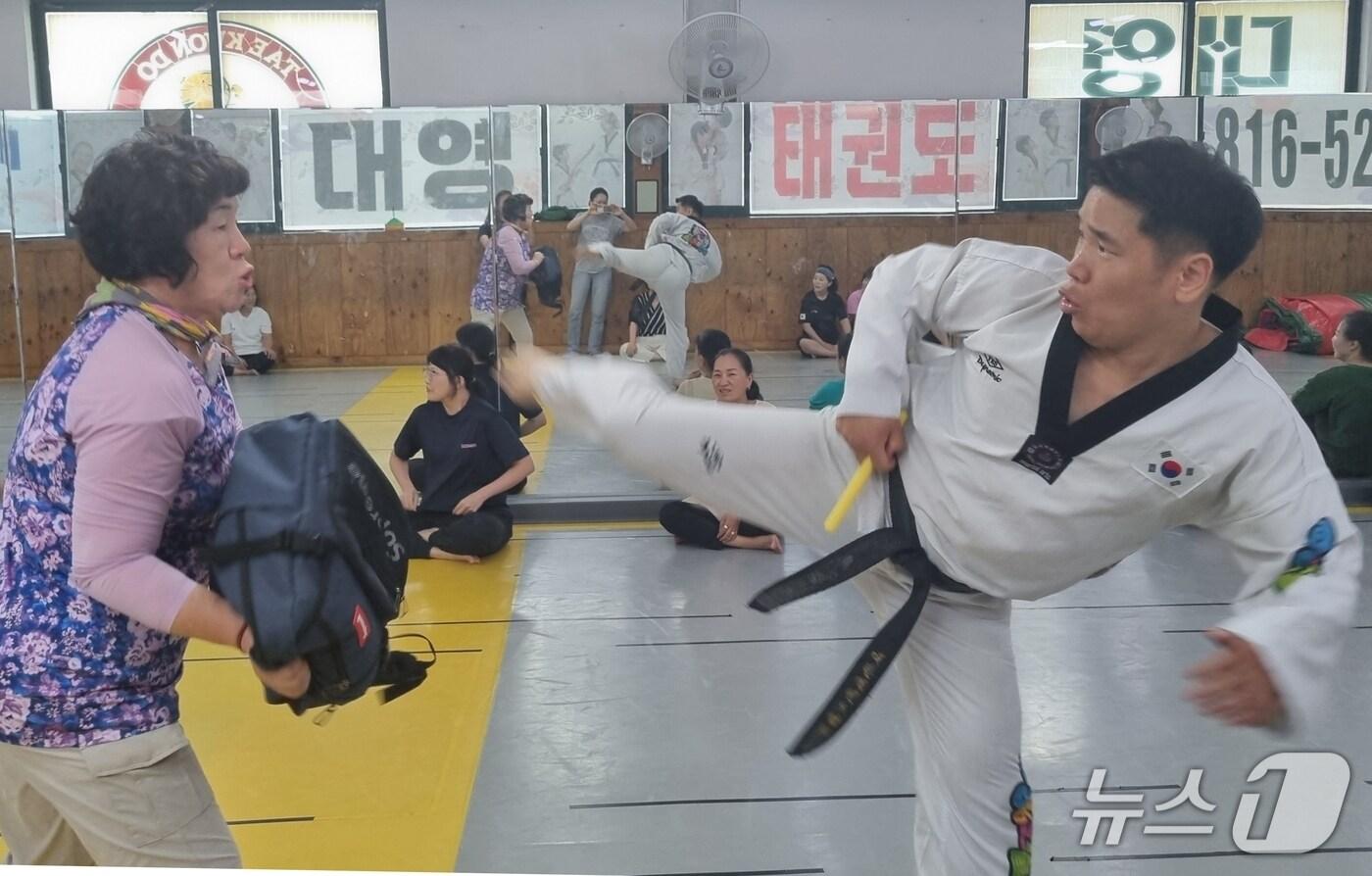 1인 가구 여성이 호신술 교육을 받는 모습.&#40;경산시 제공. 재판매 및 DB금지&#41;/뉴스1