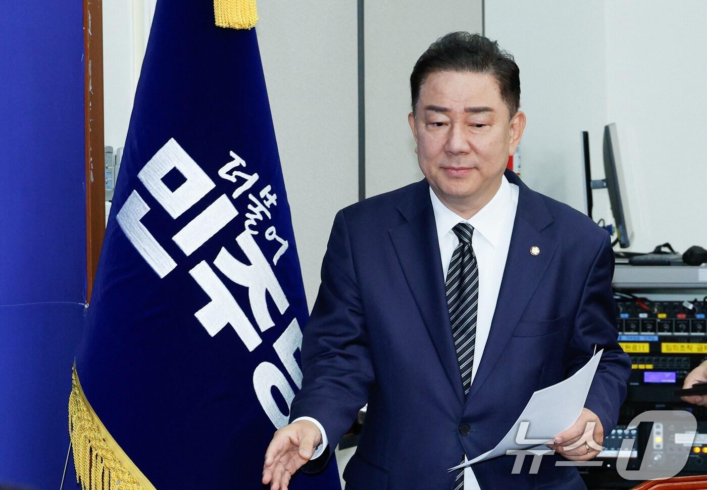 김병기 더불어민주당 대표 직무대행 겸 원내대표가 18일 오전 서울 여의도 국회에서 열린 최고위원회의에 입장하고 있다. 2025.7.18/뉴스1 ⓒ News1 안은나 기자