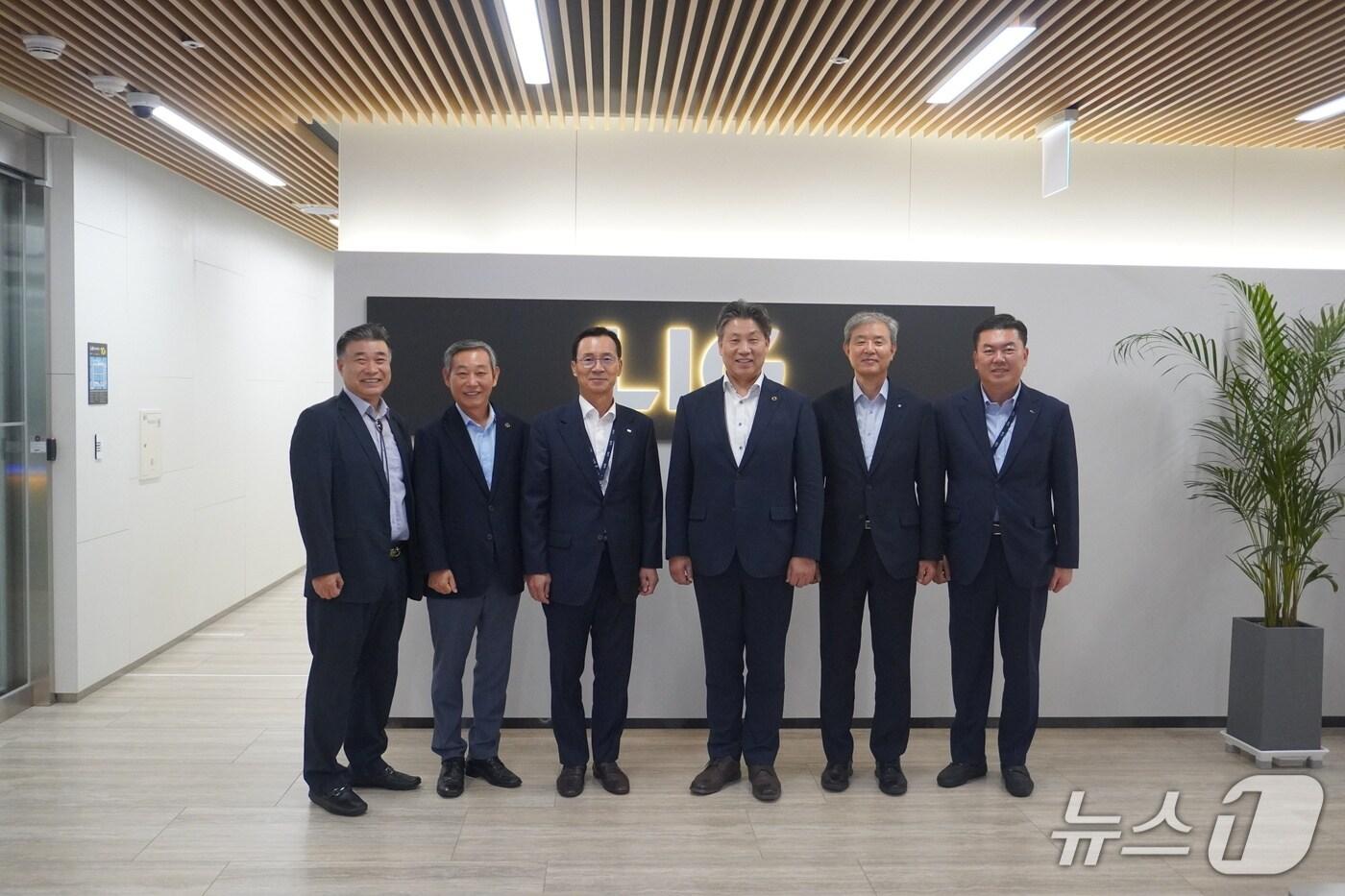 LIG넥스원 서울사무소에서 열린 해양인재 양성과 산학연 공동연구 활성화를 위한 업무협약식에서 참석자들이 기념촬영을 하고 있다. (국립한국해양대 제공. 재판매 및 DB 금지)