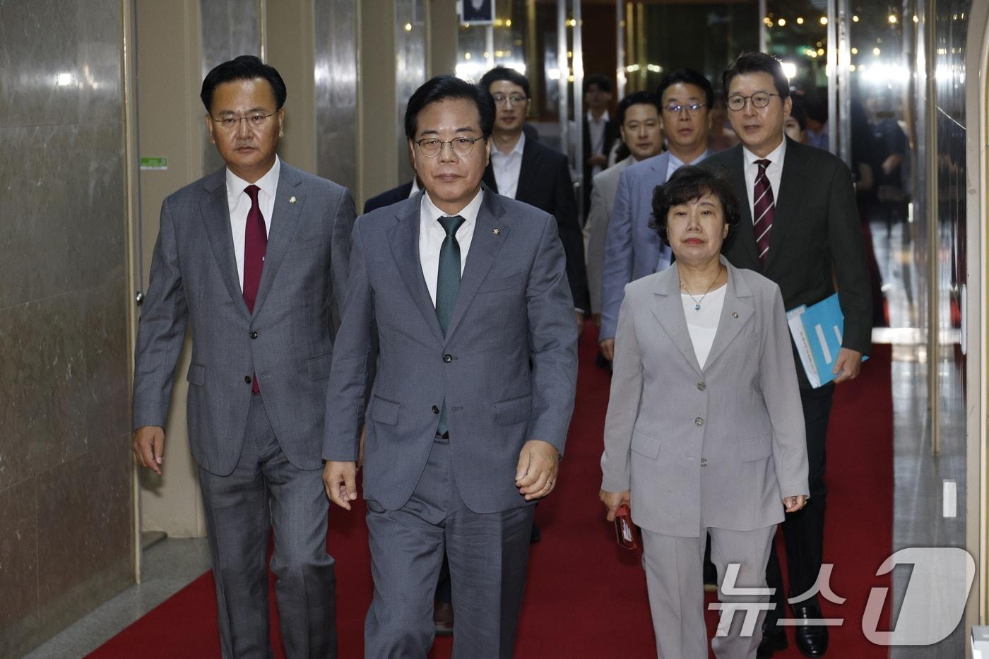 송언석 비상대책위원장 겸 원내대표 및 국민의힘 법사위원들이 18일 오전 '무차별적 압수수색 영장남발 협조' 관련 항의하기 위해 서울 여의도 국회 국회의장실을 방문하고 있다. 2025.7.18/뉴스1 ⓒ News1 안은나 기자