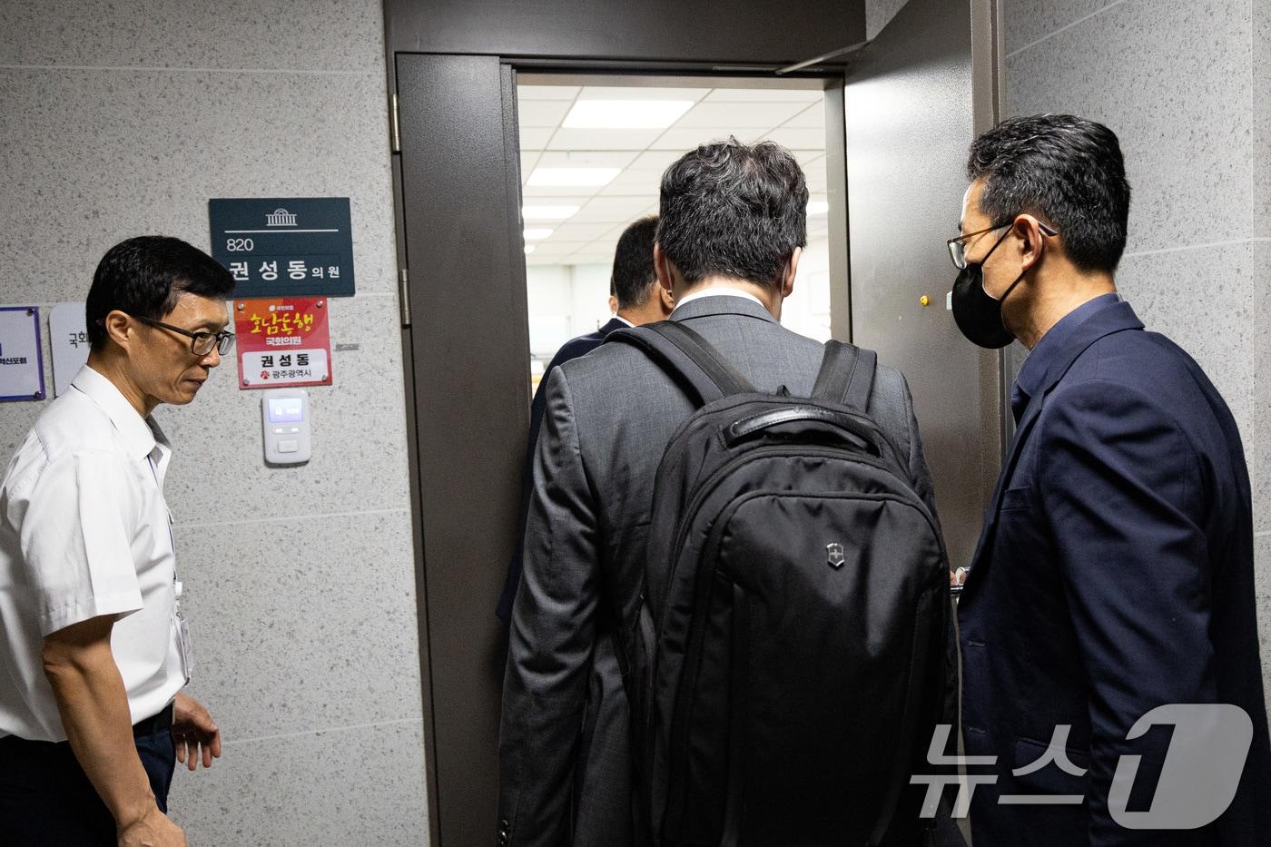 김건희 여사의 각종 의혹을 수사하는 민중기 특별검사팀이 &#39;건진법사-통일교 의혹&#39; 관련해 권성동 국민의힘 의원에 대한 강제수사에 착수한 18일 서울 여의도 국회 의원회관 권 의원 사무실로 특검 관계자들이 들어서고 있다. 2025.7.18/뉴스1 ⓒ News1 유승관 기자