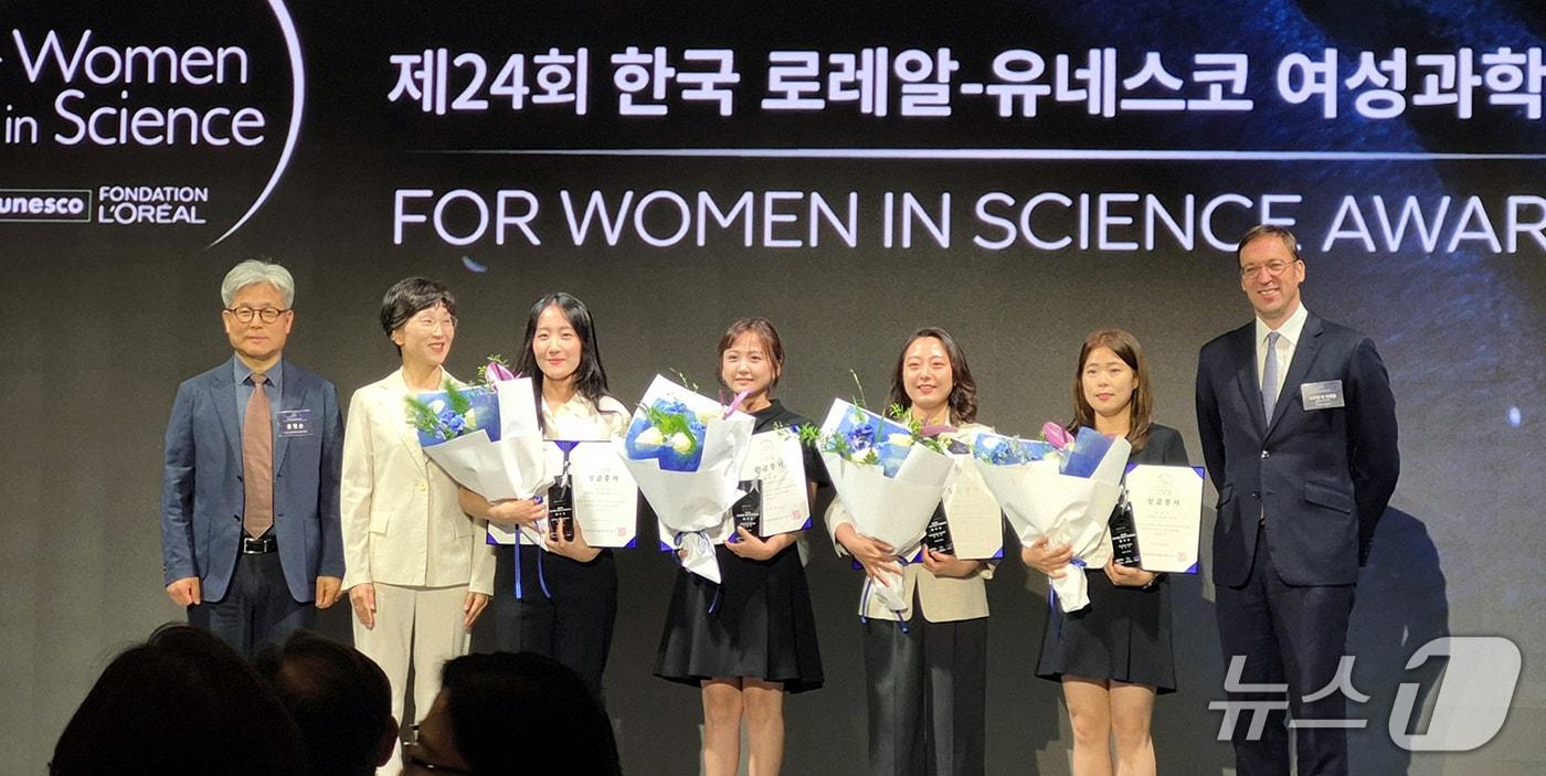 국립공주대학교사범대학 환경교육과 이정현 교수(왼쪽 네 번째)가 ‘제24회 한국 로레알-유네스코 여성과학자상’에서 펠로십 부문 수상자로 선정됐다. (국립공주대 제공. 재판매 및 DB금지)2025.7.18/뉴스1